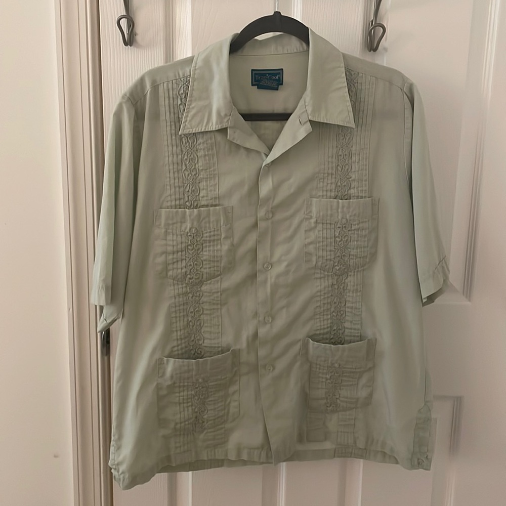 Vintage men’s M Hawaiian pale green pleated embroidered short sleeve 4 pocket